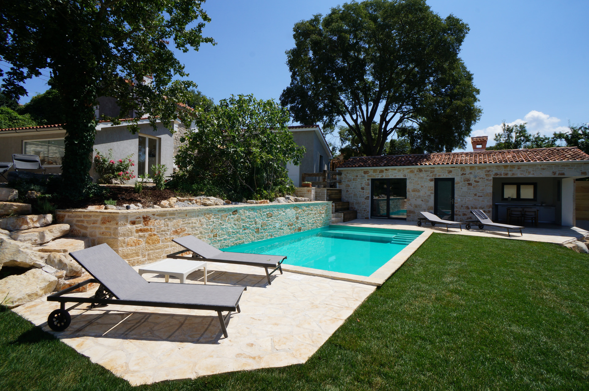 Garten mit Schwimmbad und Außenküche bei Porec